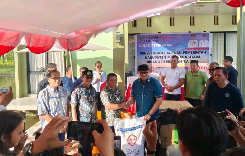 Lagi, Bupati JG Salurkan Bantuan Bibit Ikan di Desa Talawaan 6 Lagi, Bupati JG Salurkan Bantuan Bibit Ikan di Desa Talawaan