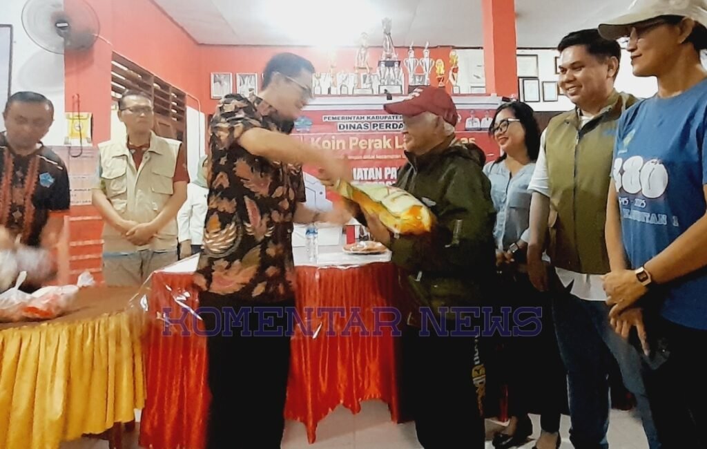 Blusukan ke Kecamatan Kauditan, Bupati JG "Obral" 2 Ton Beras Premium Dengan Harga Murah 3 Blusukan ke Kecamatan Kauditan, Bupati JG "Obral" 2 Ton Beras Premium Dengan Harga Murah