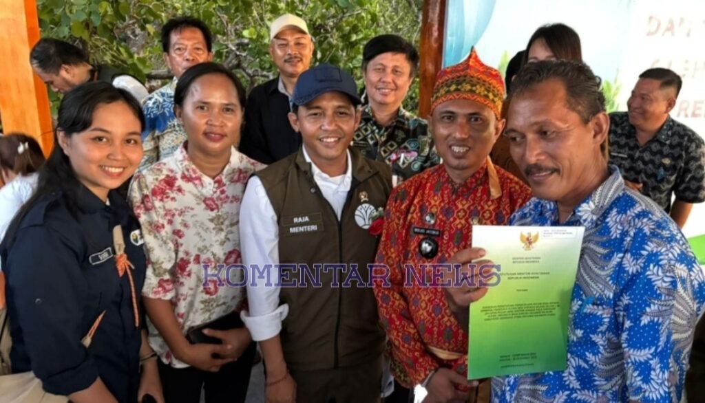 Selain Serahkan SK Pengelolaan Hutan Mangrove, Menteri Kehutanan Raja Juli Antoni Tinggalkan Kenang-Kenangan di Desa Darunu