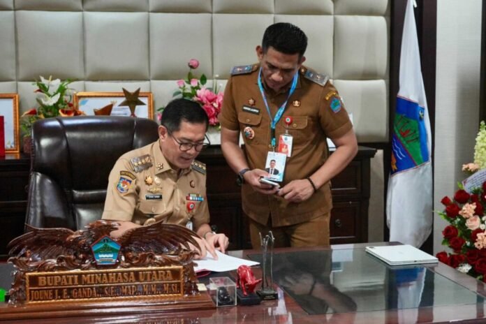Kadis Pangan Minut, Asriyadi Lalompoh, nampak sedang menerima arahan dari Bupati Joune J. E. Ganda, perihal inovasi SI PERINTIS MINUT.